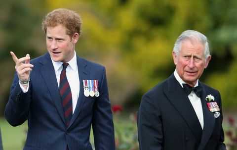 Londonas, Jungtinė Karalystė birželio 09 d. embargas paskelbtas JK laikraščiuose iki 48 valandų po datos ir laiko sukūrimo princas Haris ir princas Čarlzas, Velso princas 2015 m. birželio 9 d. Londone, Anglijoje dalyvavo „Gurkha 200“ konkurse karališkojoje ligoninėje „Chelsea“ Londone, Anglijoje mumbyindigogetty vaizdai