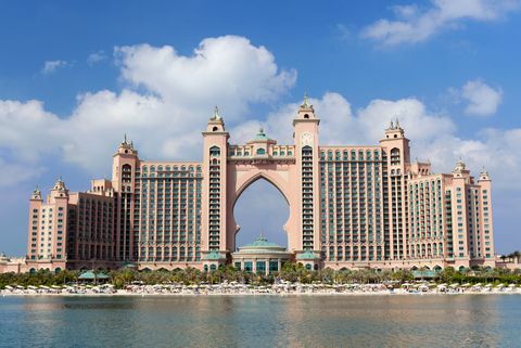 „Atlantis“ viešbutis įsikūręs Palm Jumeirah mieste Dubajuje, Jungtiniuose Arabų Emyratuose