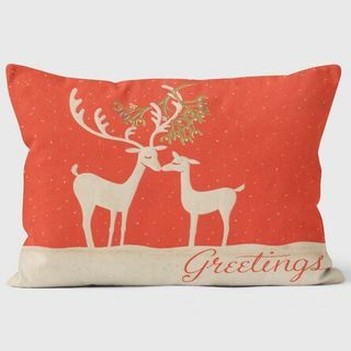Kartu Natal Reindeer Kissing Under Mistletoe Cushion
