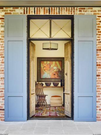 منزل بأبواب زرقاء صممه ميريديث ماكبريتي في فورت وورث