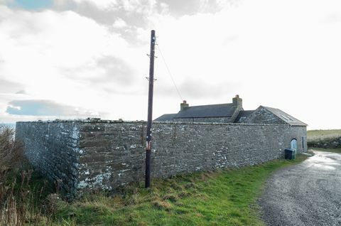 obalna hiša s slapom zdaj naprodaj na Škotskem