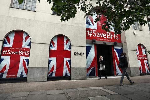 Mensen lopen langs het hoofdkantoor van British Home Stores op 2 juni 2016 in Londen, Engeland. Het reddingsbod voor BHS is mislukt, waardoor het 88 jaar oude bedrijf en zijn 11.000 werknemers in de problemen komen gevaar nadat beheerders hun zoektocht naar potentiële kopers voor de noodlijdende winkelstraat hadden beëindigd ketting.
