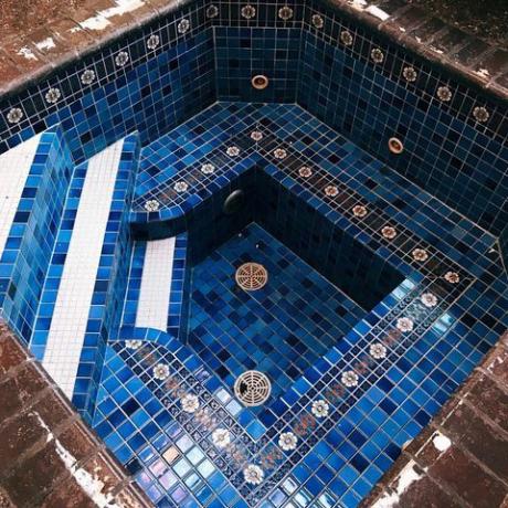 banheira de hidromassagem coberta com azulejos azuis