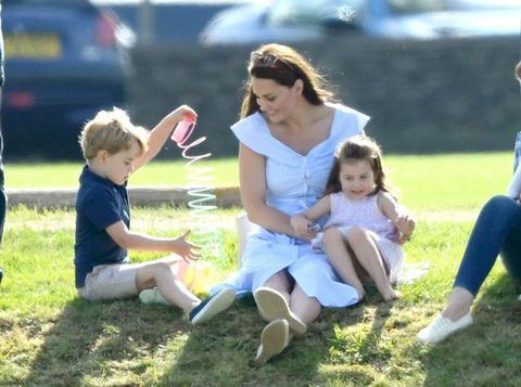 Princ George in princesa Charlotte se igrata s Kate Middleton