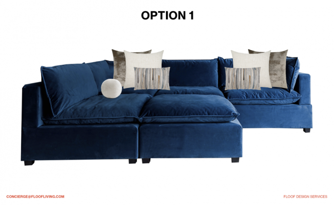en blå sofa med hvite puter