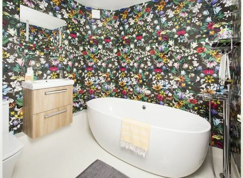Papel pintado floral llamativo - cambio de imagen del baño