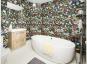 Você precisa ver esta ousada reforma do banheiro com papel de parede floral