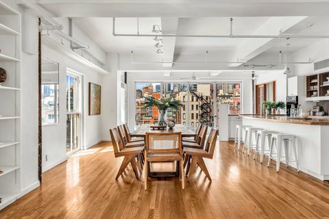отворена кухня и трапезария с изглед към Манхатън