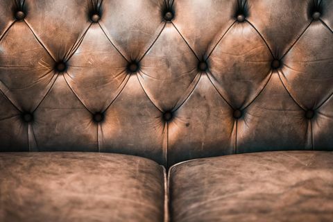 Detalhe de um luxuoso sofá de couro marrom