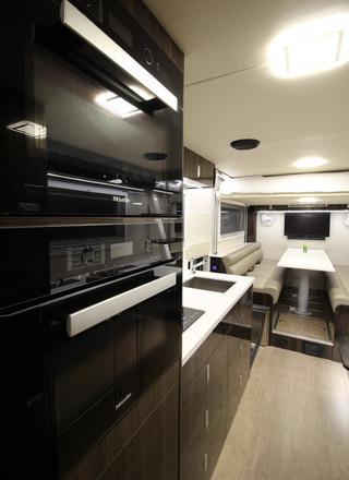 køkken og spiseplads i en luksus autocamper