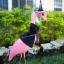 Te ozdoby trawnika w kolorze różowego flaminga są ubrane na każde wakacje lub nastrój, w którym się znajdujesz