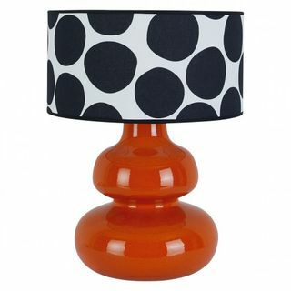 Pomarańczowa ceramiczna lampa stołowa w kształcie łuku z wzorzystym kloszem