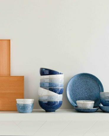 Denby heeft samengewerkt met ontwerpers, 2LG Studios, om een ​​bewuste keuken te onthullen met de rustgevende tinten van nieuw handgemaakt Studio Blue-steengoed.