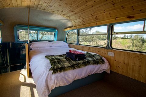 Bo i en ombyggd vintage Double Decker -buss på den walisiska landsbygden
