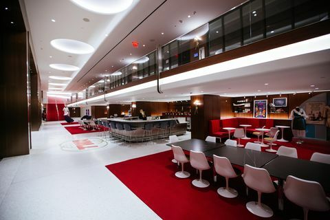 تم افتتاح فندق twa في مبنى مركز الطيران الأيقوني التابع لمطار جون كنيدي