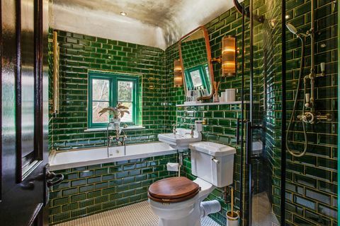 σκούρο πράσινο μπάνιο με πλακάκι μετρό