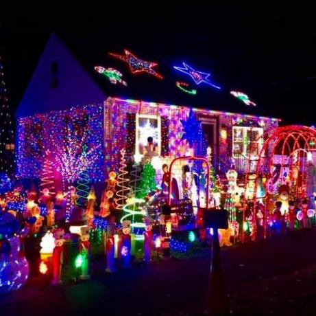 hiša z božičnimi lučmi