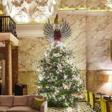 В отеле London EDITION представлена ​​рождественская елка в фольклорном стиле, созданная сценографом и арт-директором Саймоном Костином.