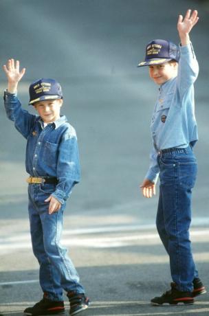 Książę Harry i książę William w swobodnych dżinsach i czapkach z daszkiem w trasie po Kanadzie