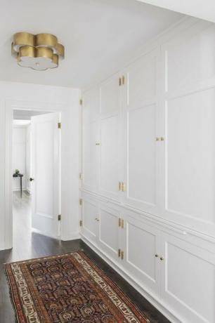armoires blanches, couloir, chemin de tapis