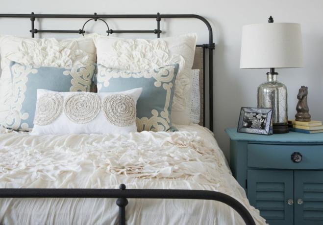 Elegantiškas miegamasis su baltos ir mėlynos spalvos kambario schema.