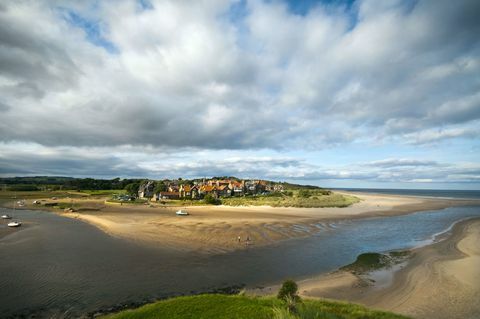 Satul Alnmouth la gura râului Aln pe coasta Northumberland