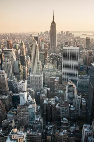 Saulriets virs Empire State Building Manhetenā.
