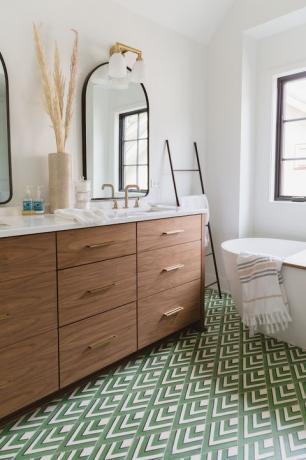 súčasná kúpeľňa s výraznými zelenými dlaždicami