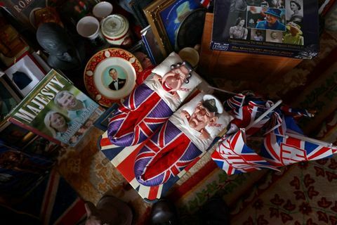 egy papucs a királynővel és Edinburgh hercegével az ágyban, Margaret Tyler királyi szuperrajongó királyi emléktárgyainak gyűjteményének része otthon Londonban