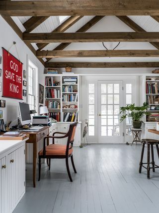 casa padronale kingsford, studio con pavimento in legno bianco, travi in ​​legno