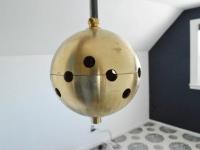 DIY Sputnik Kronleuchter aus Mikrofonen