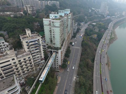 El tren ligero pasa por un edificio residencial en Chongqing