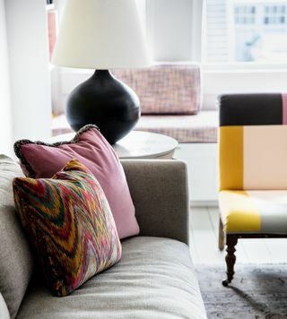 家具、部屋、居間、ピンク、インテリアデザイン、黄色、クッション、紫、ソファ、快適さ、 