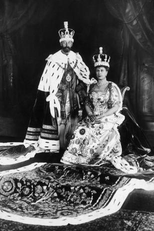 george v 1865 1936, βασιλιάς της Μεγάλης Βρετανίας, την ημέρα της στέψης του, μαζί με τη σύζυγό του βασίλισσα Mary 1867 1953 με πλήρη τελετουργική στολή και στέμματα φωτογραφία από w d downeyhulton archivegetty εικόνες