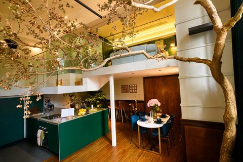 Luxus szoba a Modul Hotelben, az argos és a pinterest együttműködése Bethnal Greenben, London a világ első szállodája A koncepciót az ikonikus nagy utcai kiskereskedő termékeiből válogatták össze, a közösségi platformon megjelenő belső trendek alapján, pinterest