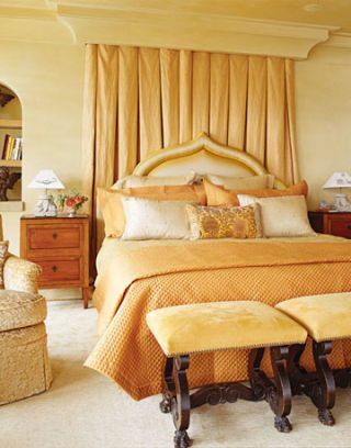 camera da letto a tema arancione e giallo