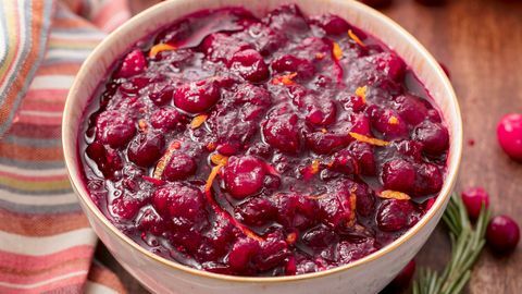 Saus cranberry buatan sendiri ini jauh lebih baik daripada makanan kalengan saat Thanksgiving.