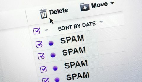 Schermo del computer, che mostra un account e-mail pieno di spam
