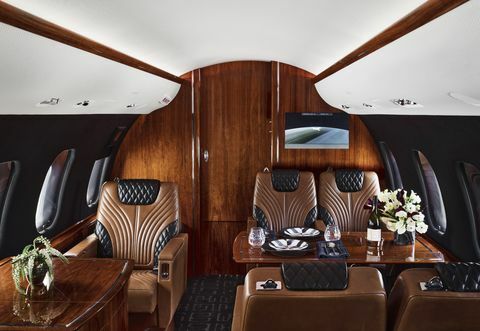 ボンバルディアグローバルエクスプレス飛行機、茶色の革張りの座席、ダイニングテーブル