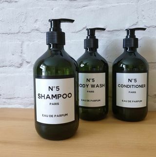 Zaļas vannas istabas pudeles -šampūns -kondicionieris ķermeņa mazgāšanas ziepju pudelēm, atkārtoti lietojamu sūkņu dozatoru pudeļu komplekts. Vannas istabas piederumu pielāgots formulējums