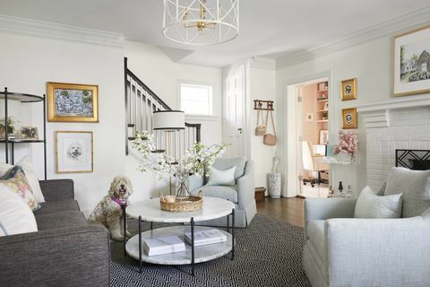 सफेद रहने का कमरा, ग्रे सोफे, सफेद सोफा कुर्सियाँ, चिमनी