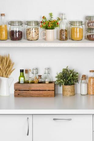 Кухонні полиці з різними харчовими інгредієнтами - травами та спеціями