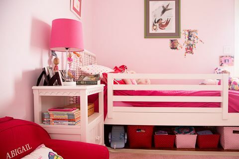 Istaba, interjera dizains, tekstils, sarkans, rozā, veļa, guļamistaba, interjera dizains, gulta, gultas veļa, 