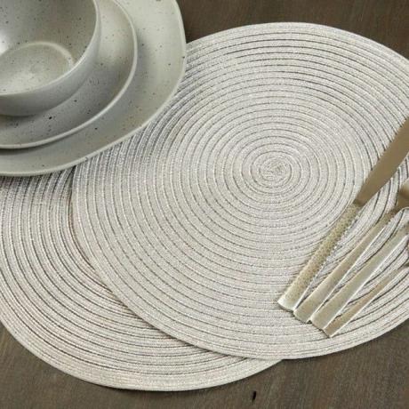 مفرش طاولة منسوج من جريتا باللون الفضي