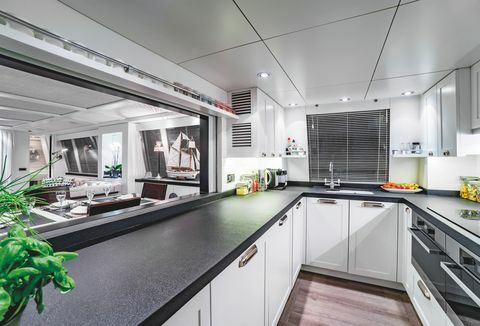 modernes hausboot steht zum verkauf in chelsea