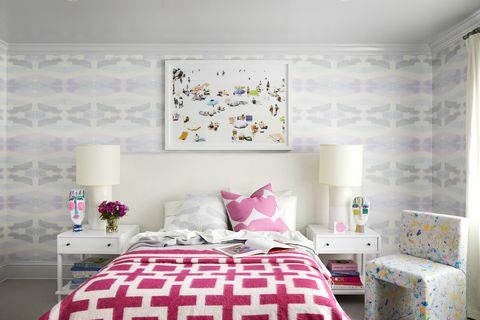 kamar anak perempuan dengan selimut merah muda