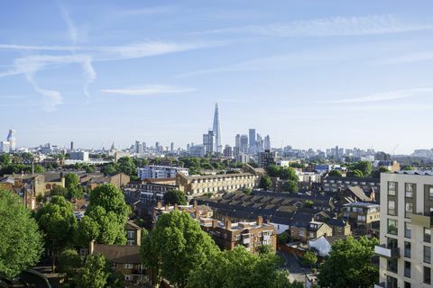 Distrik perumahan London dengan pemandangan distrik bisnis