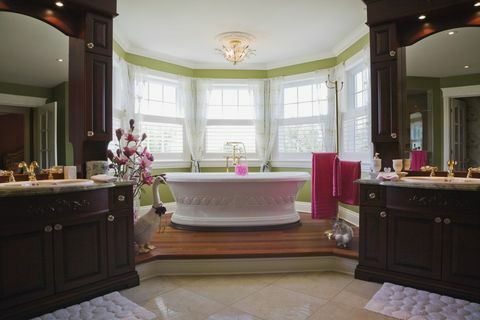 Kamar tidur utama en suite dengan bathtub berdiri sendiri, rumah bergaya cottage, Quebec, Kanada