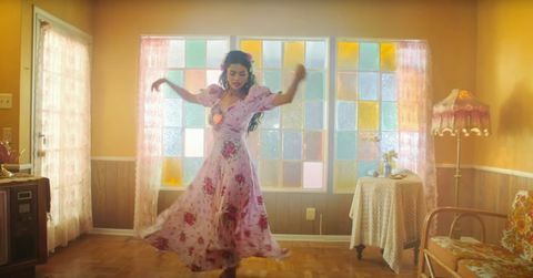 सेलेना गोमेज़ के " डी उना वेज़" संगीत वीडियो से बैठक कक्ष