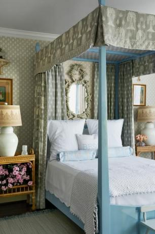 חדר שינה בבית חווה עם מיטה כחולה